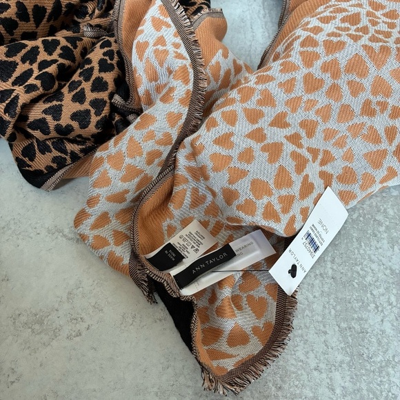 Ann Taylor Scarf  Tan and Black Reversible Animal Print Heart Shape - Picture 8 of 13